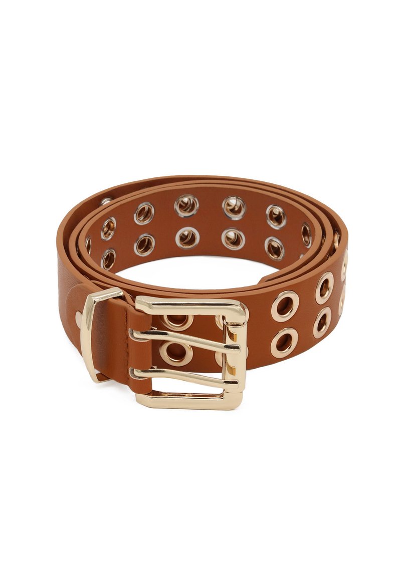 Cintura in pelle marrone con hardware dorato, numerosi rivetti rotondi e una fibbia a doppia linguetta, caratterizzata da una superficie liscia.