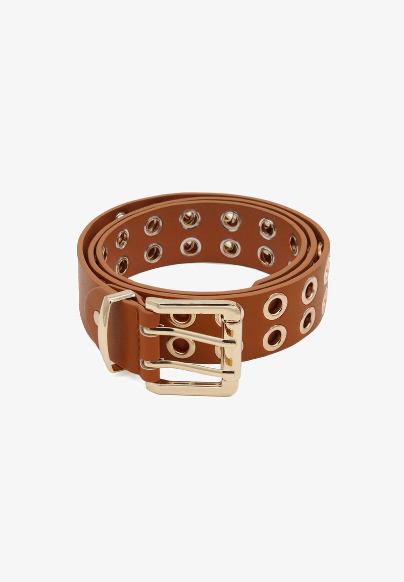 Cintura in pelle marrone con hardware dorato, numerosi rivetti rotondi e una fibbia a doppia linguetta, caratterizzata da una superficie liscia.