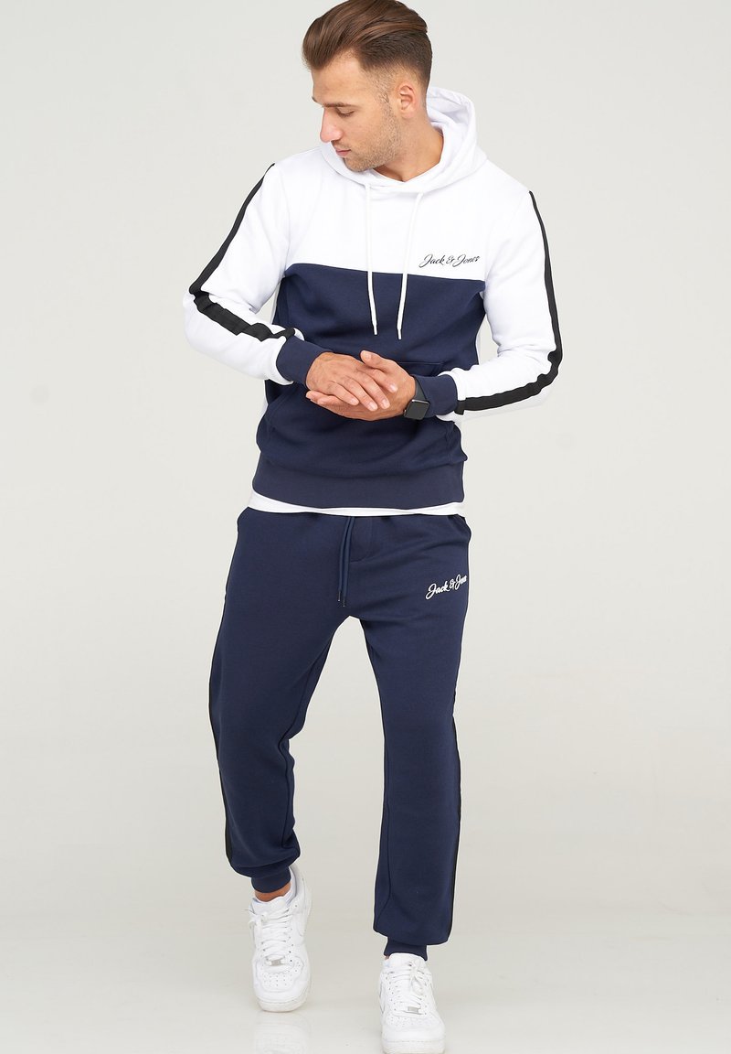 Herren Trainingsanzüge | Jack & Jones JCOHARRY Jogginghose navy blazer/dunkelblau - LC04410 Herren Trainingsanzüge | Jack & Jones JCOHARRY Jogginghose navy blazer/dunkelblau - LC04410