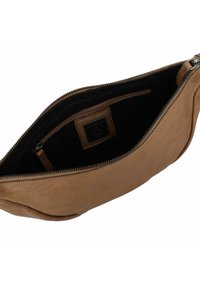 Bruine leren clutch met een gestructureerd oppervlak, ritsluiting en een zwarte gevoerde binnenkant met een klein ritsvakje.