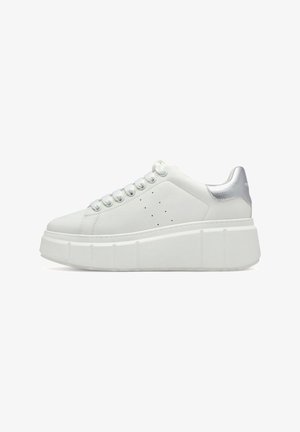 Baskets plateformes blanches en cuir présentant un design épuré, un bout arrondi, un accent argenté sur le talon et des détails perforés sur les côtés.