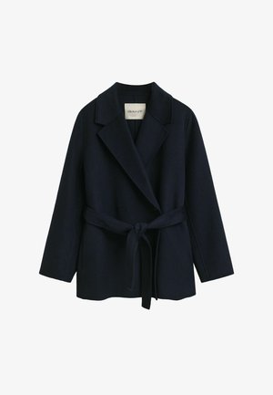 Cappotto in misto lana blu navy con colletto a scialle, maniche lunghe e cintura in vita; texture liscia senza chiusure visibili.