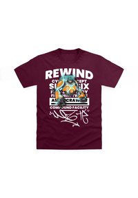 Burgundské bavlněné tričko s velkým potiskem, na kterém je text "REWIND" a ilustrace robota v oranžové a modré barvě.