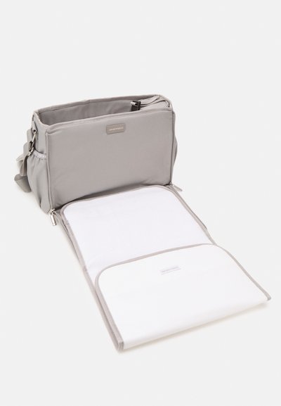 Borsa in tessuto grigio con chiusura a zip, di forma rettangolare e una tasca aperta con un rivestimento interno bianco.