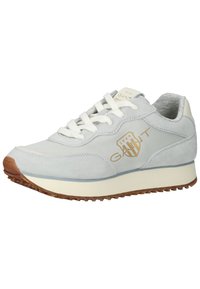 Zapatilla de deporte gris claro con parte superior de ante y textil, cordones blancos, logotipo dorado y suela de goma marrón. Diseño atlético clásico.