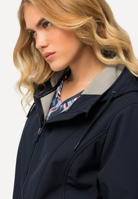 Ulla Popken LONGUE HYPRAR CAPUCHE ET DÉPERLANTE - Vodotěsná bunda - dark blue