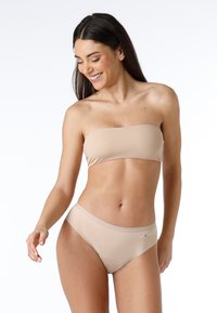 Top bikini senza spalline beige e slip a vita alta realizzati in tessuto morbido e elasticizzato, con un logo sottile lungo la vita.