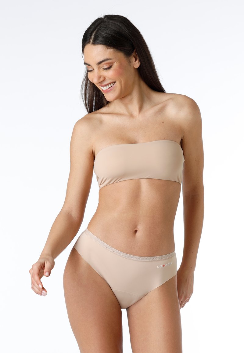 Top bikini senza spalline beige e slip a vita alta realizzati in tessuto morbido e elasticizzato, con un logo sottile lungo la vita.