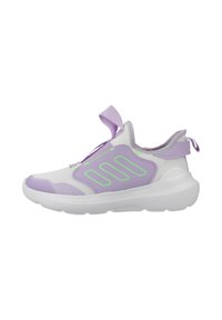Zapatilla deportiva en púrpura y blanco, con parte superior de malla, lengüeta elástica y suela blanca acolchada. Diseñada con detalles reflectantes en verde.