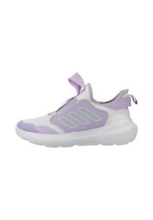 Chaussure de sport violette et blanche dotée d'une tige en maille, d'une languette élastique et d'une semelle blanche rembourrée. Conçue avec des accents verts réfléchissants.