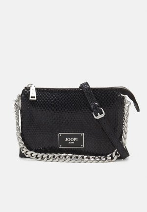 Sac à main en simili-cuir noir texturé avec chaîne en argent, fermeture éclair et plaque de logo. Design compact, avec une bandoulière amovible.