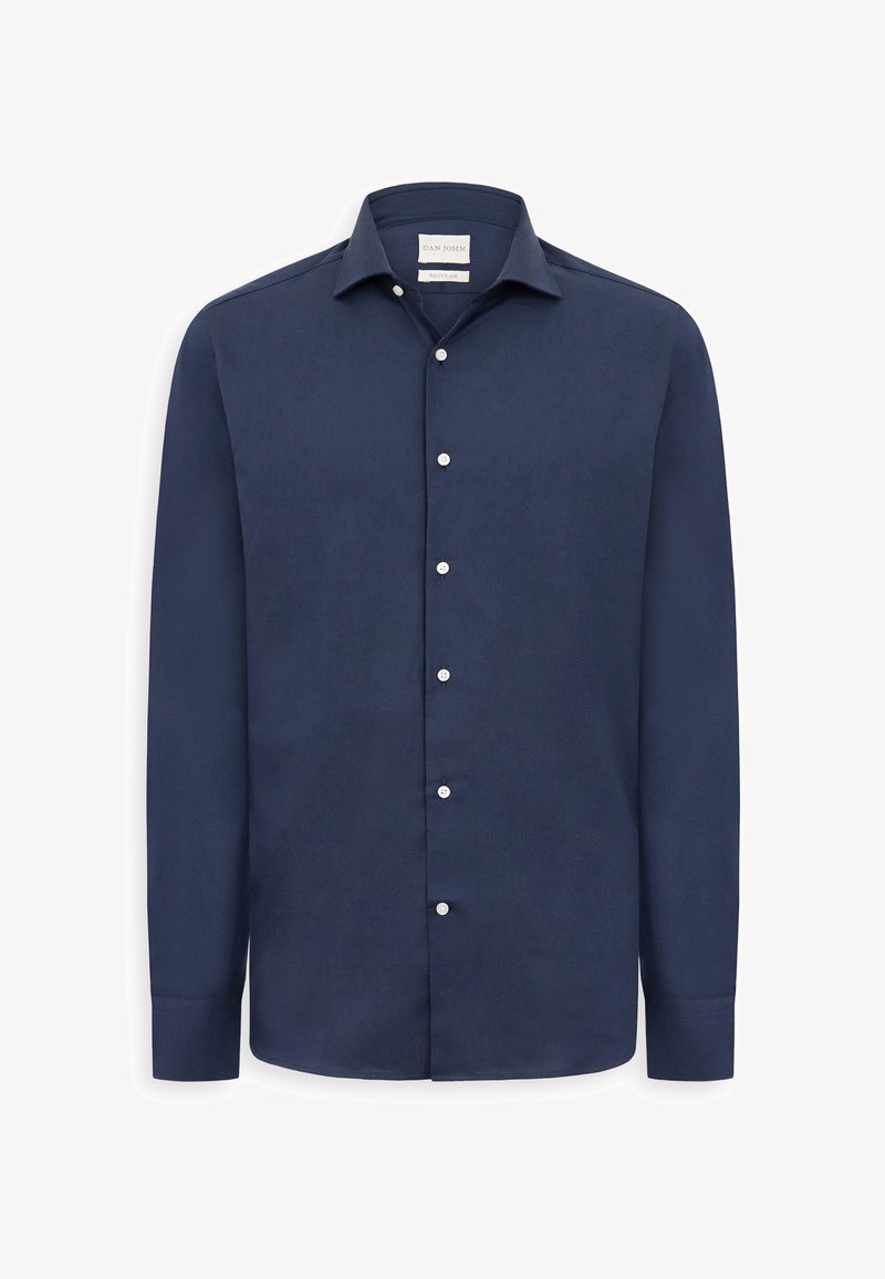 Camisa de hombre de vestir azul marino con manga larga, cierre de botones en el frente, cuello puntiagudo y puños con un solo botón, etiquetada "Dan John Regular."