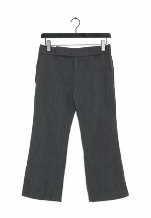 Ciemnoszare, szerokie spodnie z teksturowanej tkaniny. Posiadają pionowe paski oraz płaski pas z szlufkami na pasek.
