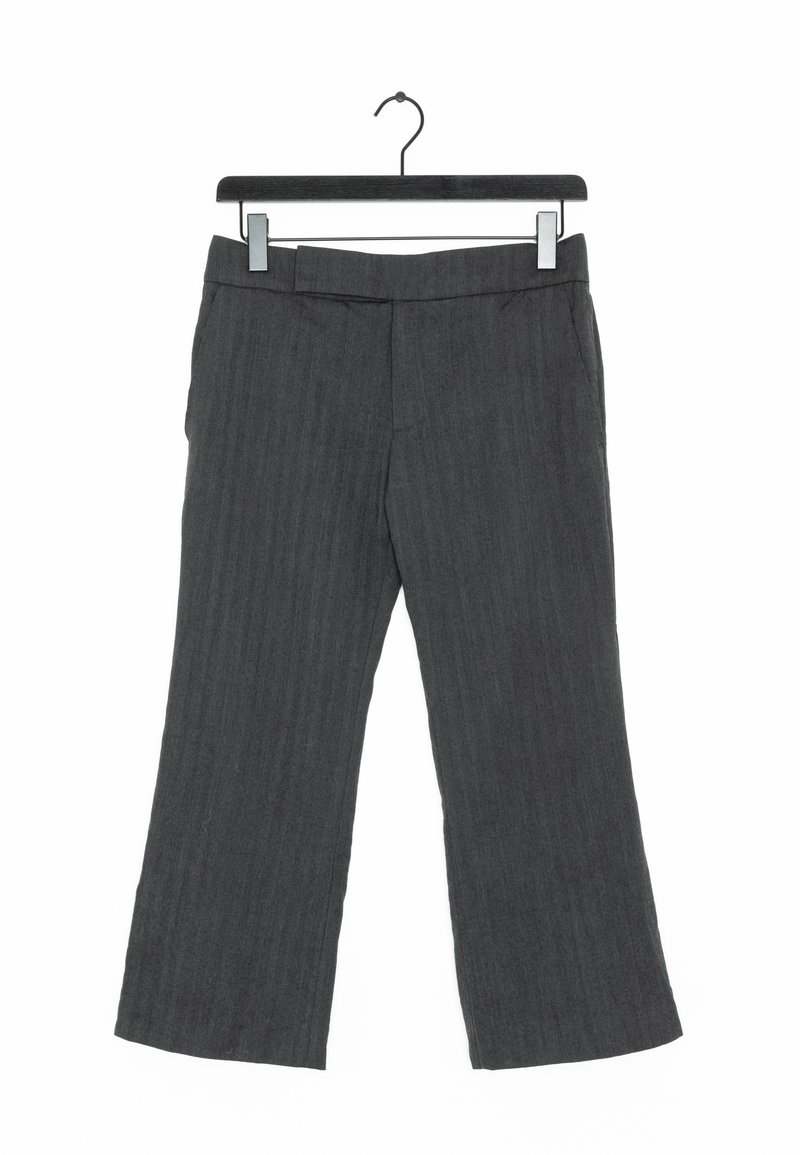 Tmavě šedé kalhoty s širokými nohavicemi vyrobené z texturované látky. Mají vertikální pruhy a plochý pas s poutky na opasek.