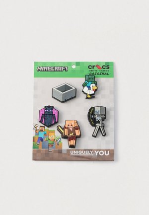 Set aus fünf Minecraft-Themen-Jibbitz-Charms für Crocs, mit Kunststoffdesigns in verschiedenen Farben: Figuren, ein Behälter und Zubehör.