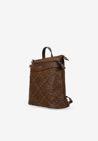 Mochila de cuero marrón con patrón acolchado, acentos de tachuelas plateadas, cierre superior de cremallera y correas de hombro ajustables.