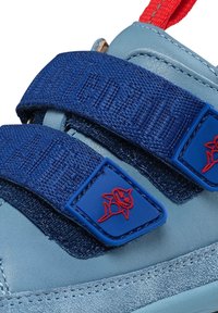 Sneaker in pelle blu con fasce in nylon blu e accenti rossi, superficie texture e forma arrotondata. Chiusura con fasce a strappo.