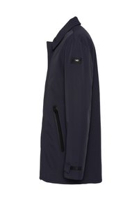Veste bleu marine à manches longues vue de côté avec un col, une poche zippée, un poignet ajustable et un petit patch logo sur la manche.