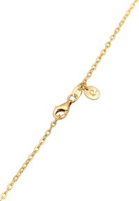 Goldene Kettenarmband mit einem Karabinerverschluss und einem kleinen runden Anhänger. Die Glieder sind zart und gleichmäßig verteilt und weisen eine glatte Textur auf.