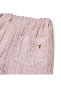 Rosa bomullsbukser med en texturerad, rynkig design, elastisk midja och en enda bakficka med en liten etikett.