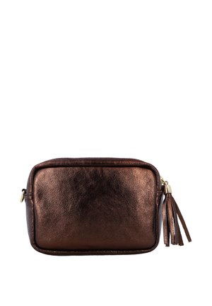 Rechteckige Tasche aus bronzefarbenem Metall mit strukturiertem Finish, ausgestattet mit einem Reißverschluss oben und einem seitlichen Quasten-Detail.