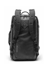 Sac à dos noir avec des bretelles rembourrées et réglables, une surface texturée et un logo en forme de diamant à l'avant ; il comporte une fermeture à glissière et des poches latérales.