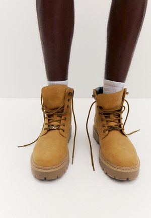 PULL&BEAR Botine cu șireturi - mustard yellow
