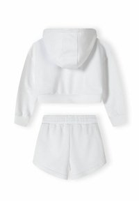 Hoodie bianca corta con cappuccio e polsini elasticizzati, abbinata a pantaloni corti coordinati con un elastico in vita e orlo arrotondato.