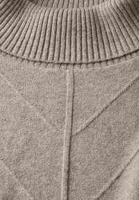 Maglione grigio chiaro lavorato a maglia con colletto a lupetto, caratterizzato da motivi triangolari testurizzati e sottili dettagli di cucitura sull'intero tessuto.