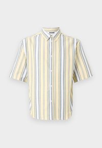 Camicia a maniche corte gialla con strisce verticali grigie e bianche, dotata di colletto a punta e chiusura frontale con bottoni.