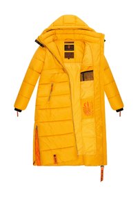 Geel gewatteerde jas met capuchon, horizontaal gestikt patroon, twee zijritsen en een binnenzak. Heeft zwarte en oranje accenten.