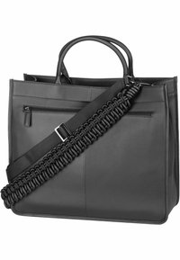 Zwarte leren tote bag met dubbele handgrepen en een afneembare schouderriem met geweven details. Voorkant met ritszak en een strakke, gestructureerde uitstraling.