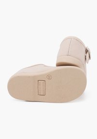 Beige Leinenschuh mit runder Spitze und flacher Gummisohle. Verfügt über eine dekorative Metallbeschläge an der Seite und Stickdetails.