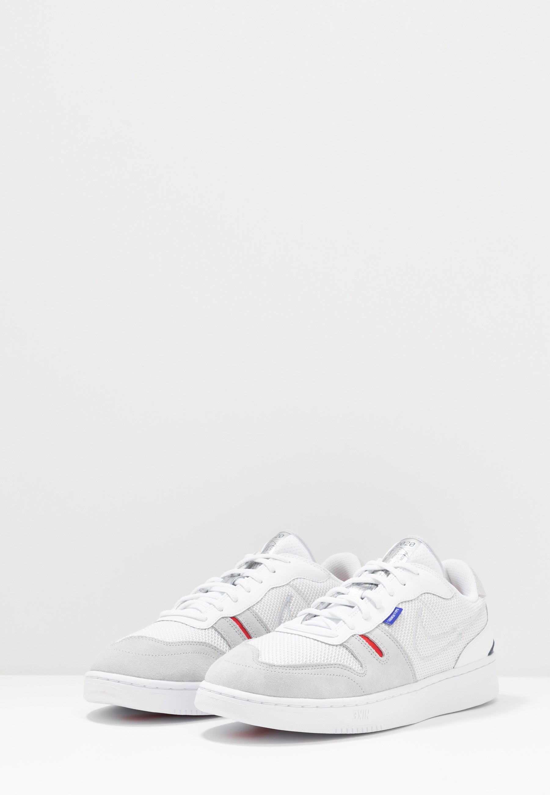 Nike Sportswear NIKE SQUASH-TYPE - Sneakers laag - white/platinum  tint/university red/midnight navy/blue/metallic silver/wit - Zalando.nl