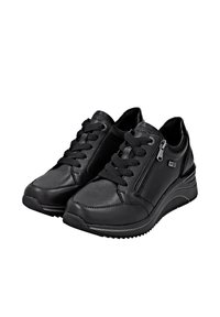 Baskets en cuir noir avec finition texturée, dotées de lacets et d'une fermeture éclair sur le côté, ainsi qu'une légère semelle en biais pour un peu de hauteur.