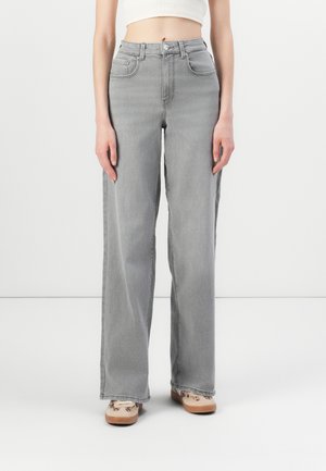 Lichtgrijze wijde jeans gemaakt van denim. Bevat twee voorkeurszakken, een knoopsluiting en een onafgewerkte zoom aan de onderkant.