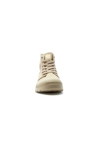 Beige Hochschaft-Sneaker aus Canvas, mit Schnürsenkeln, strukturiertem Sohlen und einem runden Logo-Tag an der Seite. Schlichtes Design, minimale Akzente.
