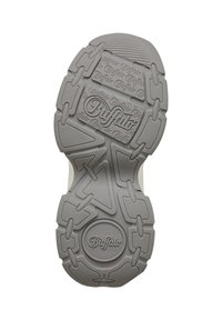 Semelle de sneaker de la marque Buffalo en caoutchouc gris clair, présentant un motif texturé avec des crêtes, des courbes et un logo circulaire au centre.