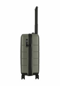 Valigia rigida di colore verde oliva, con una superficie testurizzata, manico nero retrattile, lucchetto a combinazione e quattro ruote per una facilitata mobilità.