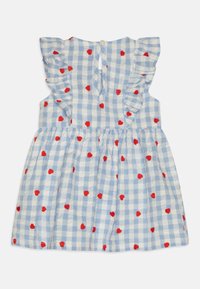 Abito in gingham blu con cuori ricamati rossi, spalline arricciate, chiusura con bottoni sul retro e design a gonna ampia.