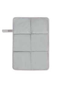 Alfombra gris acolchada con un acabado textil suave, que presenta cuatro secciones acolchadas y una etiqueta de tela para facilitar su transporte o almacenamiento.
