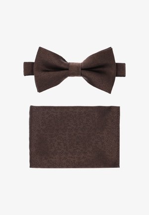 Ciemnobrązowa teksturowana mucha z dopasowaną poszetką ułożona na białym tle.