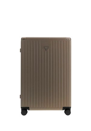 Valise rigide marron métallique avec des rainures verticales, quatre roues pivotantes noires et un petit logo triangulaire au centre.