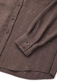 Bruin overhemdo met een gemêleerd, gestreept ontwerp en zilveren pailletten. Bevat een knoopsluiting en lange mouwen met manchetdetails.