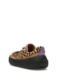 Sneaker con stampa leopardata, tomaia in pelle scamosciata beige, suola in gomma nera e dettagli viola sul tallone e sulla linguetta. Design senza lacci con lacci decorativi.