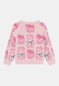 Vaaleanpunainen neulottu neulepaita, jossa on karhu- ja hunajapurkki kuvioita. Suunnittelussa on tekstit "GUESS?" ja "HONEY" voimakkaissa väreissä. Ribattuja hihansuja ja helmaa.