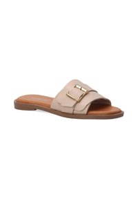 Beige slide sandal med en bred rem med en gylden spænde, en flad tan sål og glat læderoverflade. Enkel og funktionel design.