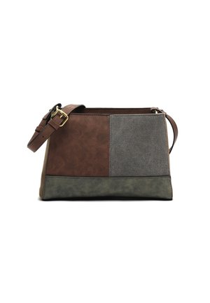 Borsa multistrato marrone, grigia e verde con un design strutturato, caratterizzata da pannelli in pelle e tessuto e una tracolla regolabile.