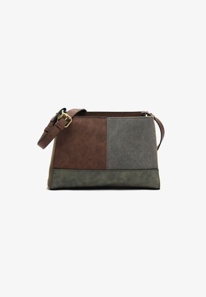 Borsa multistrato marrone, grigia e verde con un design strutturato, caratterizzata da pannelli in pelle e tessuto e una tracolla regolabile.