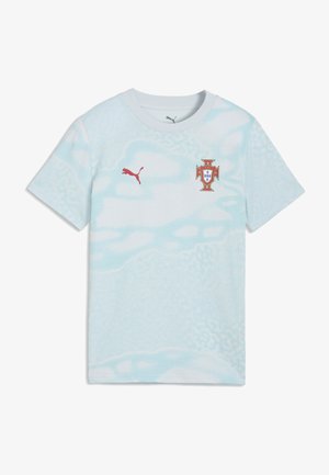 Svetlomodrý a biely futbalový dres Portugalska s červeným logom Puma na pravom hrudníku a erbom národného tímu Portugalska na ľavom hrudníku.
